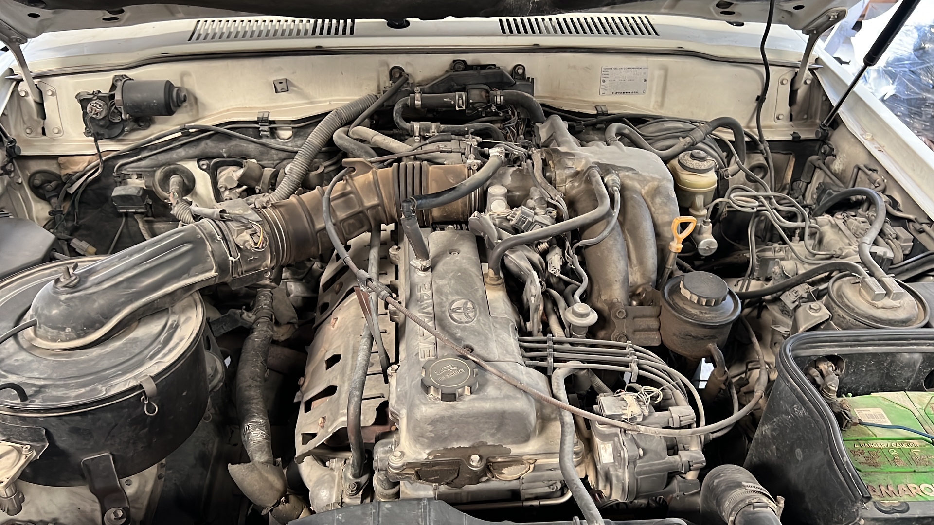 1FZ-FE engine bay in Toyota Land Cruiser 80 Series FZJ80