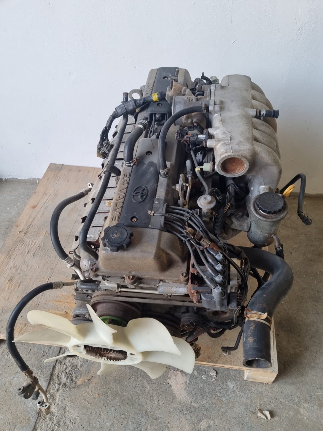 Complete 1FZ-FE engine on pallet with fan clutch — Land Cruiser Heaven